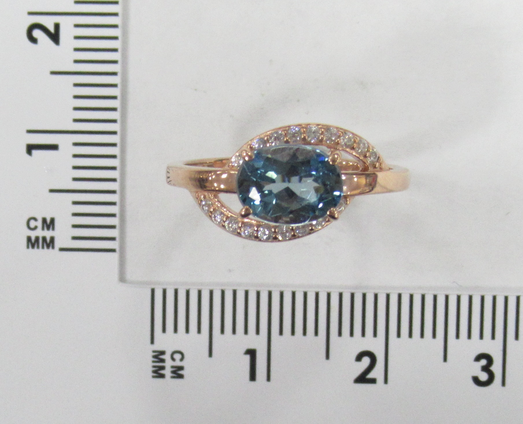Серебряное кольцо 925 пробы; вставки 1 Топаз лондон; 18 Фианит бесцв.;